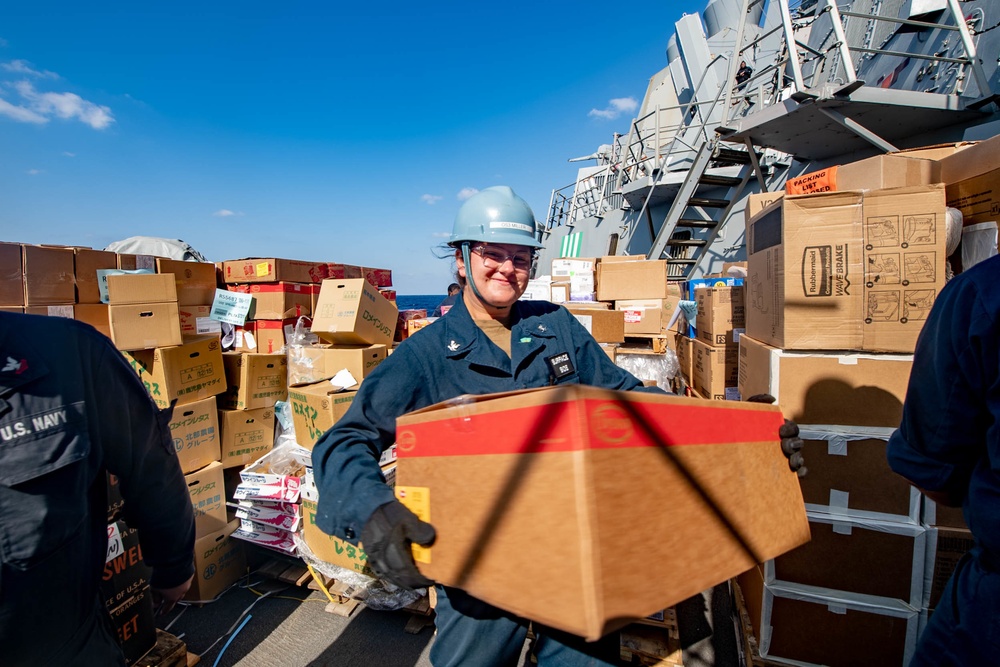 Spruance conducts RAS with USNS Alan Shepard