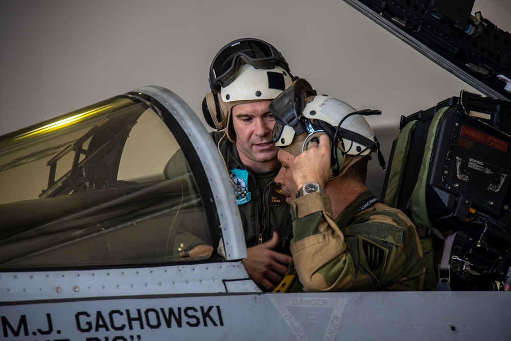 Norwegian Army Lt. Gen. Yngve Odlo Visits 2d MAW