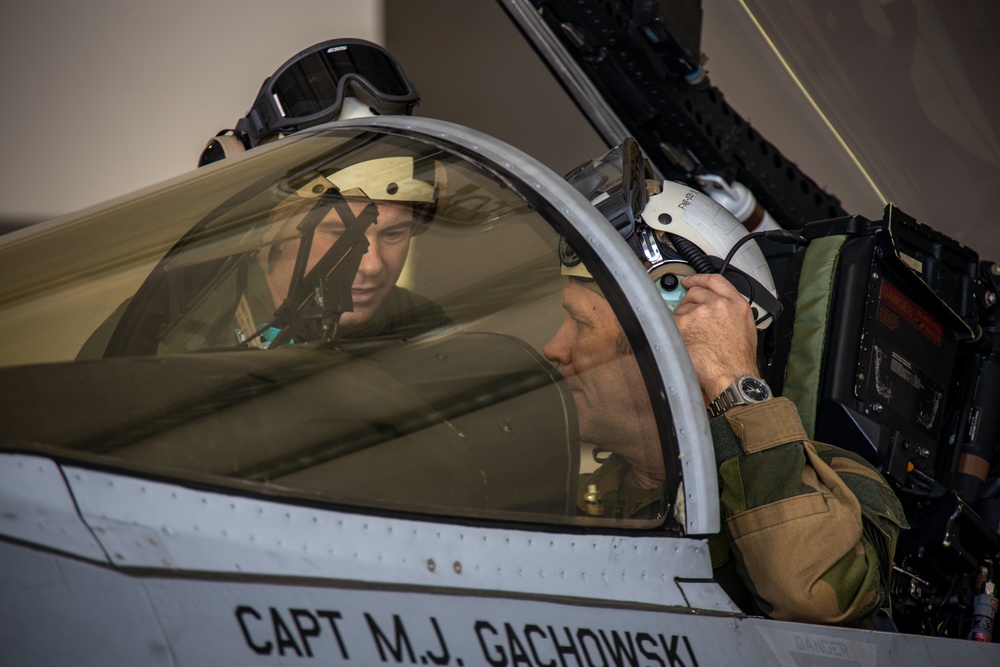 Norwegian Army Lt. Gen. Yngve Odlo Visits 2d MAW