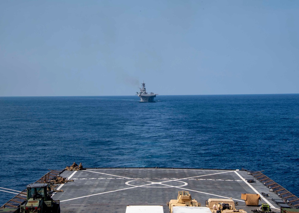 USS Ashland (LSD 48) conducts VBSS exercise with USS America.
