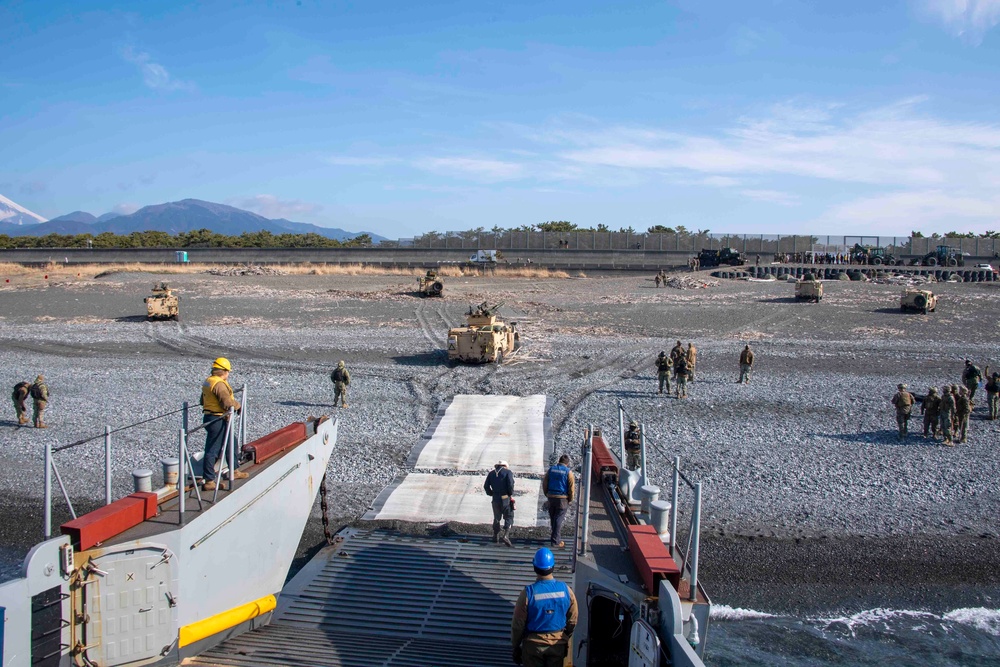 USS Ashland conducts LCU operations during Maritime Defense Exercise