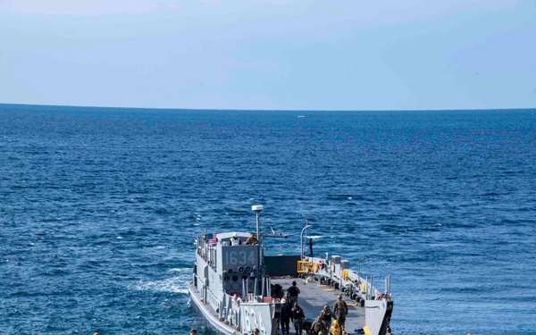 USS Ashland conducts LCU operations during Maritime Defense Exercise