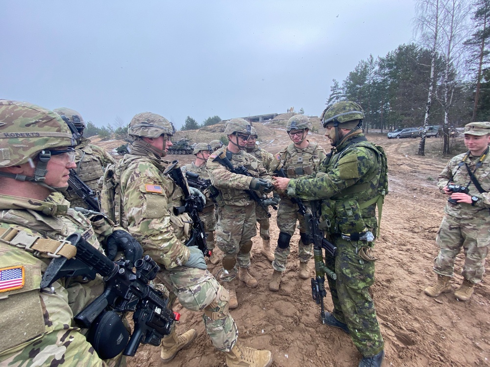 2CR and Canadian Army Trains in Latvia