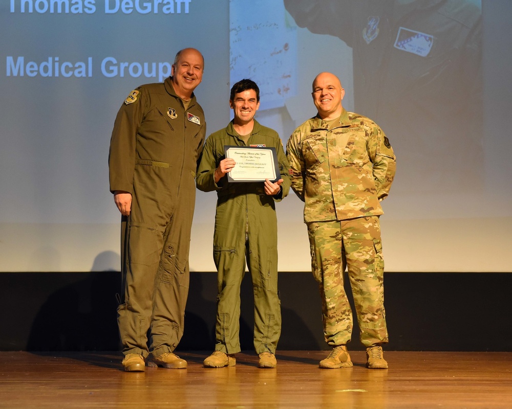 189th AIRLIFT WING MEDICAL DOCTOR RECEIVES PHYSICIAN OF THE YEAR AWARD