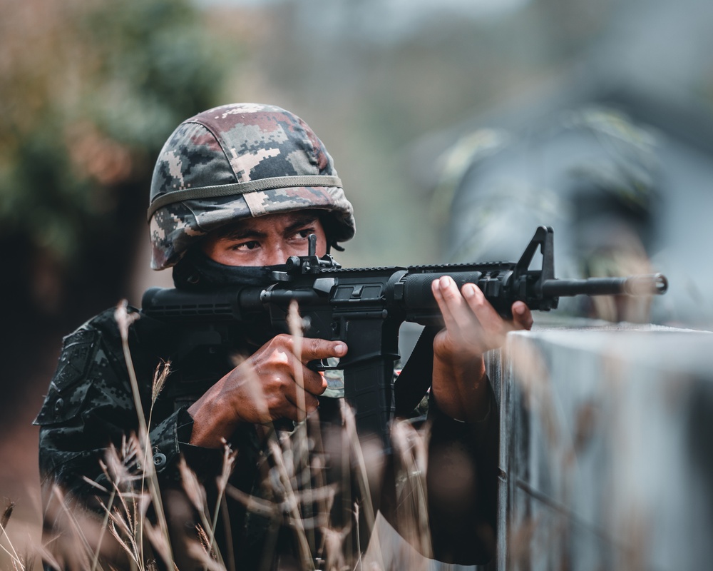 Royal Thai Soldiers and U.S. Soldiers seize mock village during air assault training