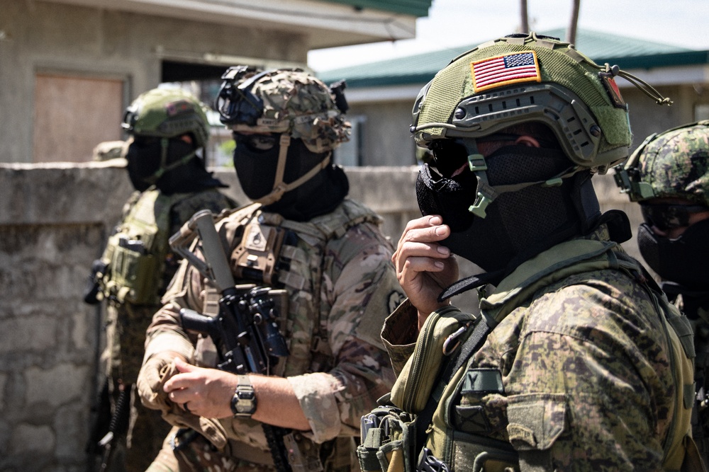 U.S. Army Soldiers execute room clearing drills during Salaknib 2022