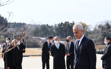 Ambassador to Japan visits Oshima Islanders and Marines to Commemorate 3.11