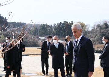 Ambassador to Japan visits Oshima Islanders and Marines to Commemorate 3.11