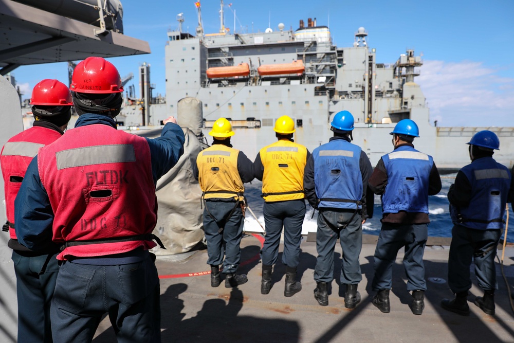 USS Ross replenishes at sea with USNS Robert E. Peary