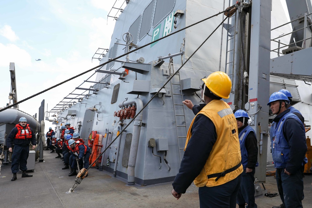 USS Ross replenishes at sea with USNS Robert E. Peary