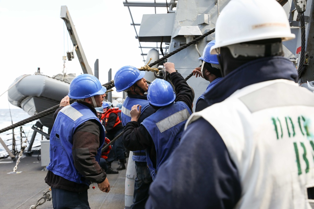 USS Ross replenishes at sea with USNS Robert E. Peary