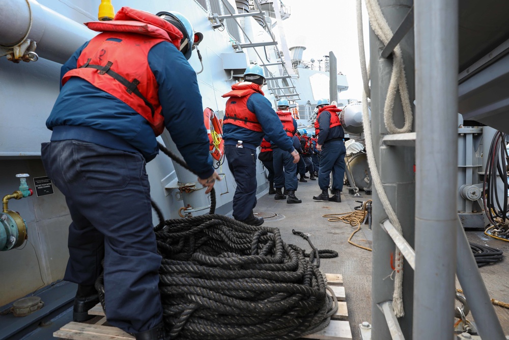 USS Ross replenishes at sea with USNS Robert E. Peary