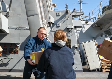 USS Ross replenishes at sea with USNS Robert E. Peary