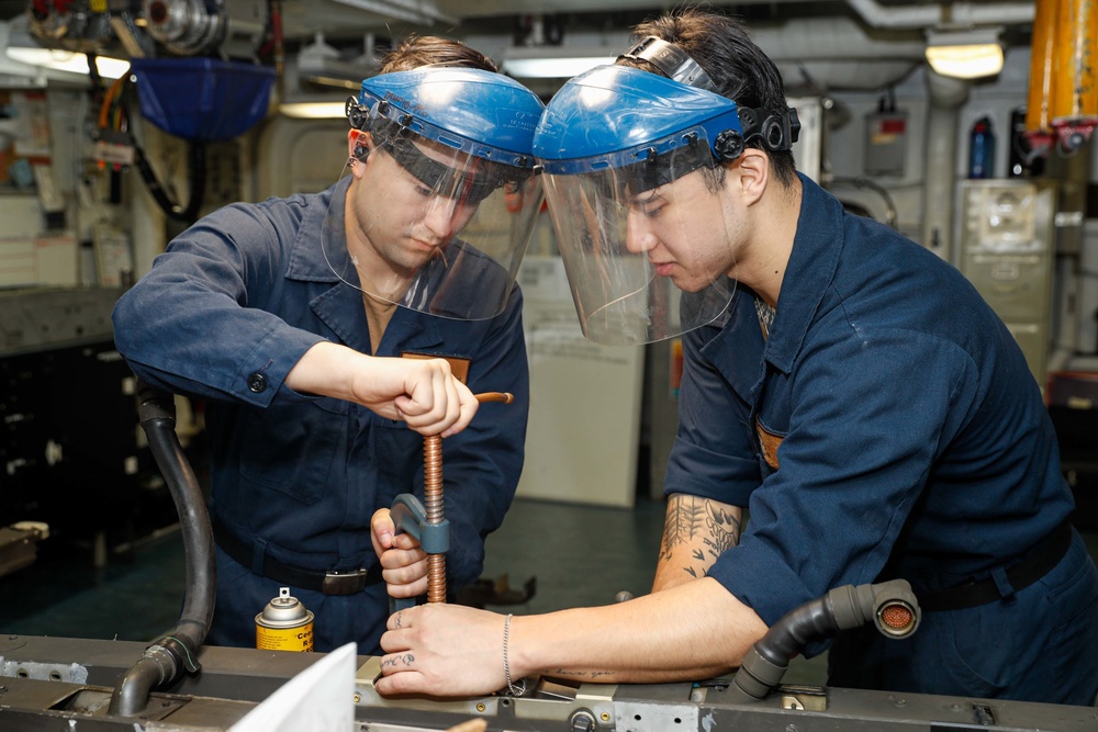 Abraham Lincoln Sailors conduct maintenance