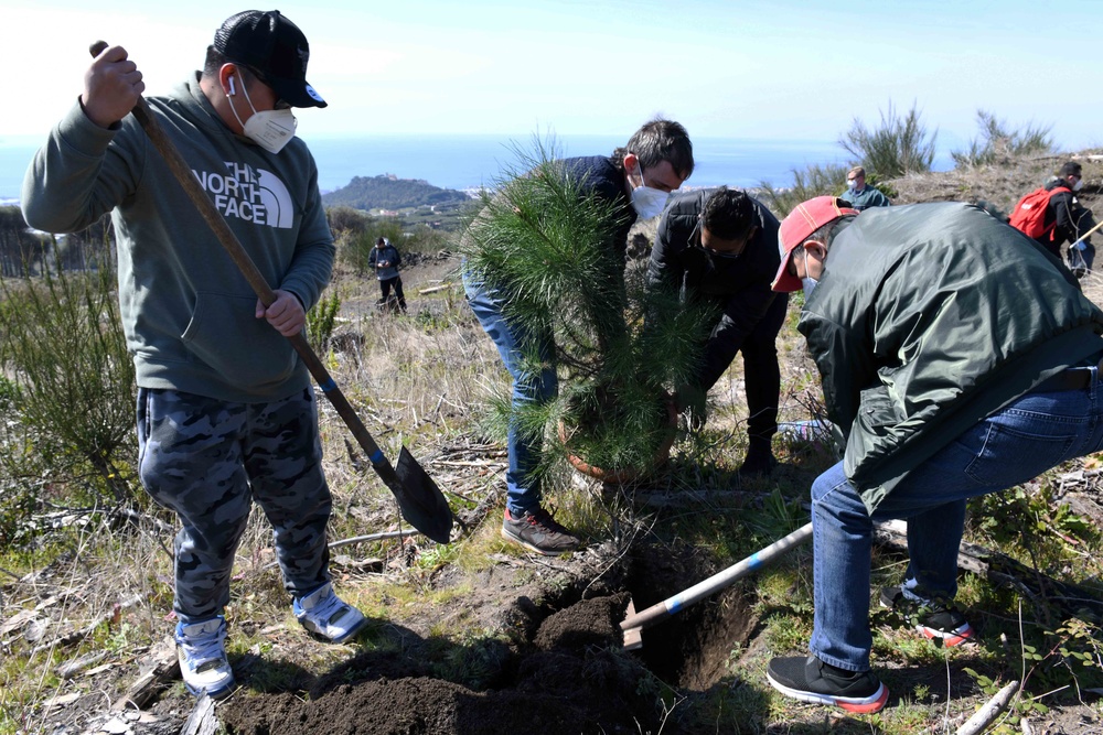 NSA NAPLES' COMMUNITY RELATIONS PROJECT AT VESUVIUS NATIONAL PARK