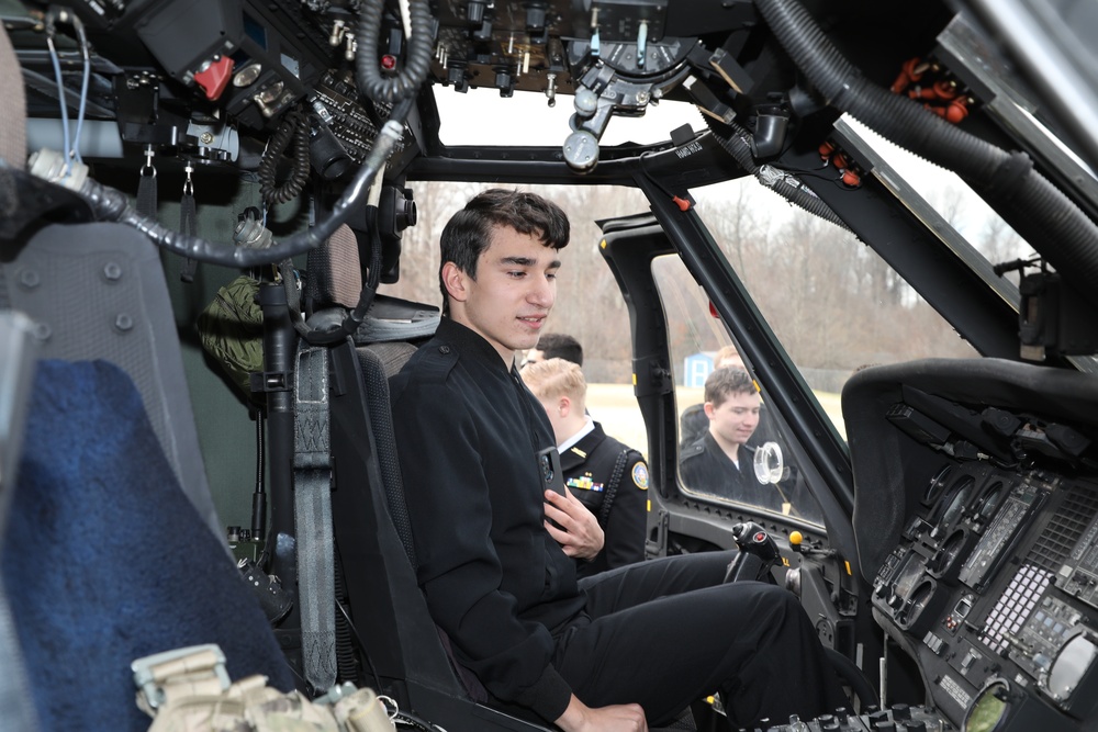 MDARNG Displays Aircraft to Huntingtown HS Cadets