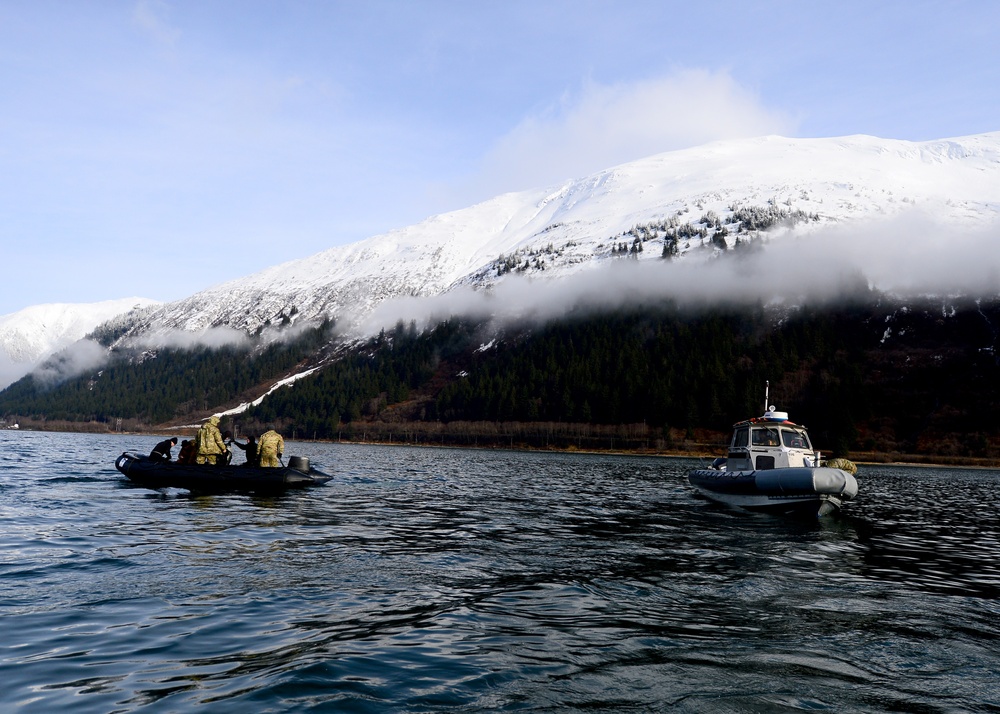 Navy EODMU-1 dives in Gastineau Channel