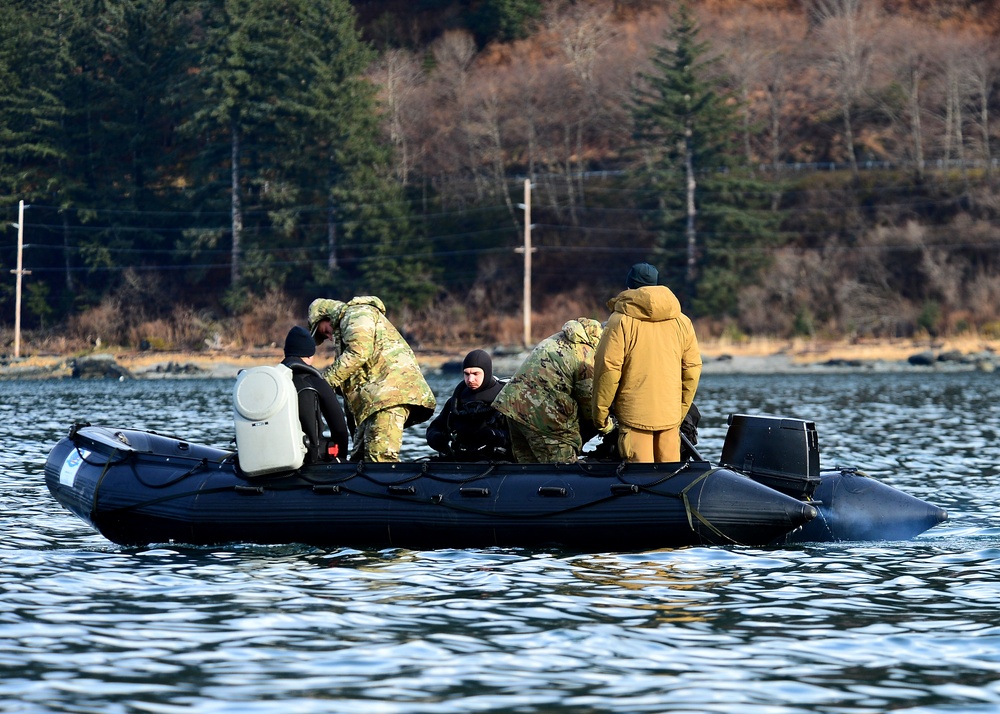 Navy EODMU-1 dives in Gastineau Channel