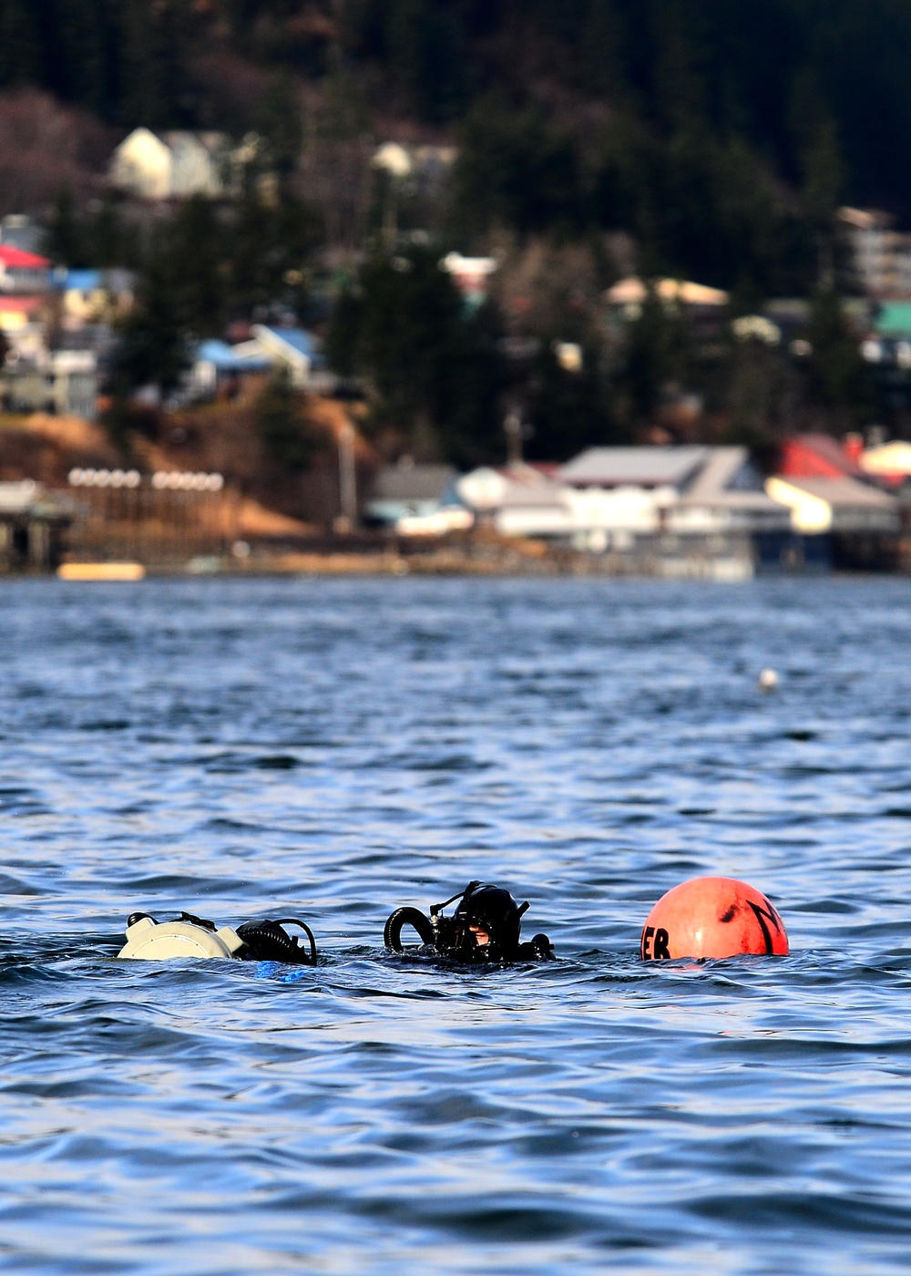 Navy EODMU-1 dives in Gastineau Channel