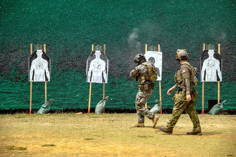 III MEF RECON and Army Special Forces Train Together