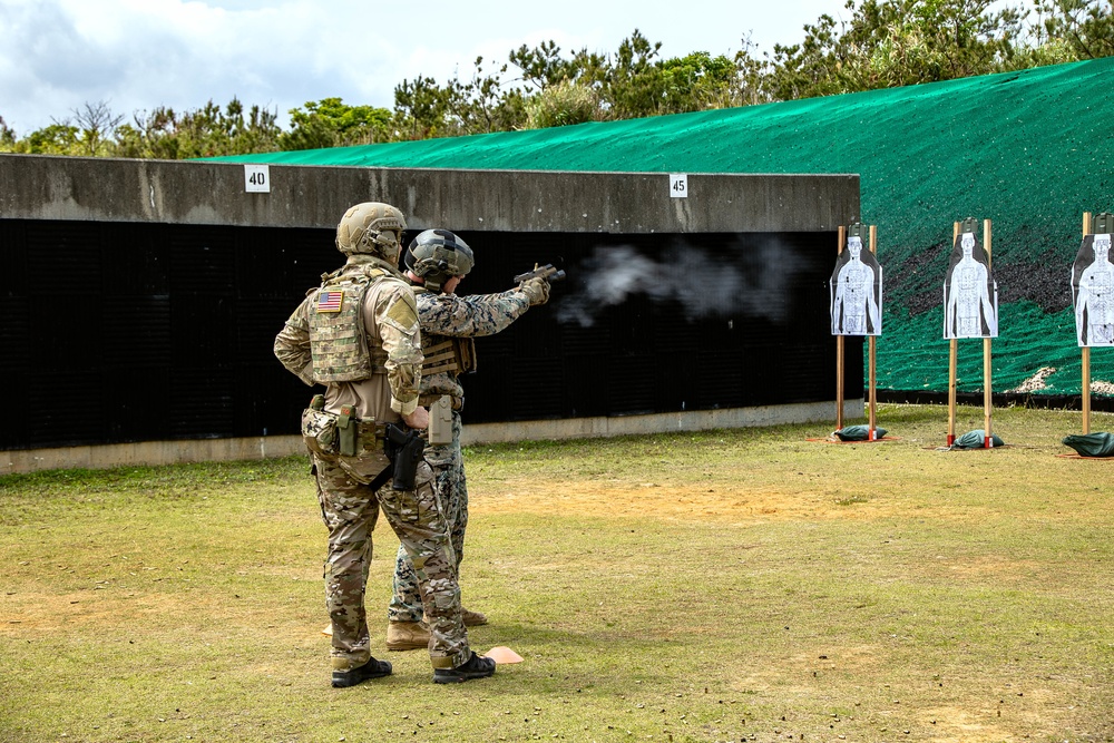 III MEF RECON and Army Special Forces Train Together