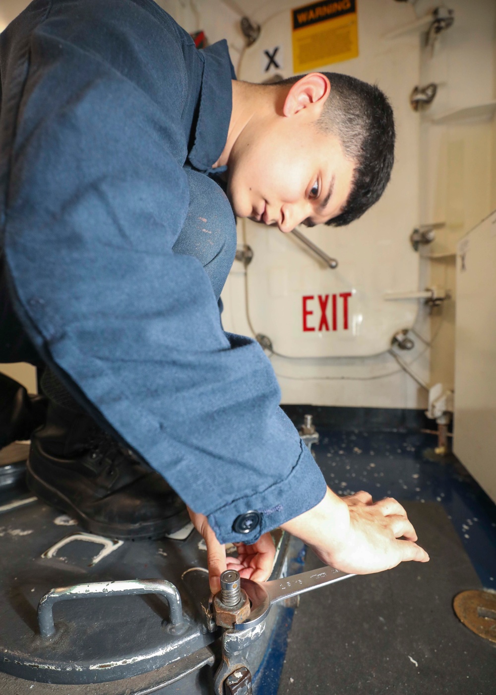 Cryptologic Technician Secures Hatch During Drill