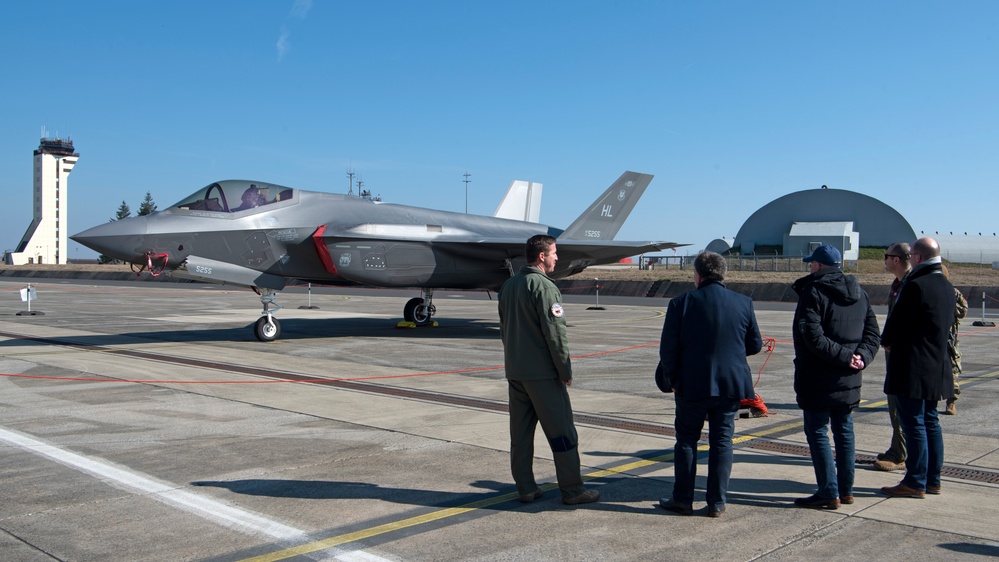 Wing invites key leaders to view F-35, F-16 aircraft