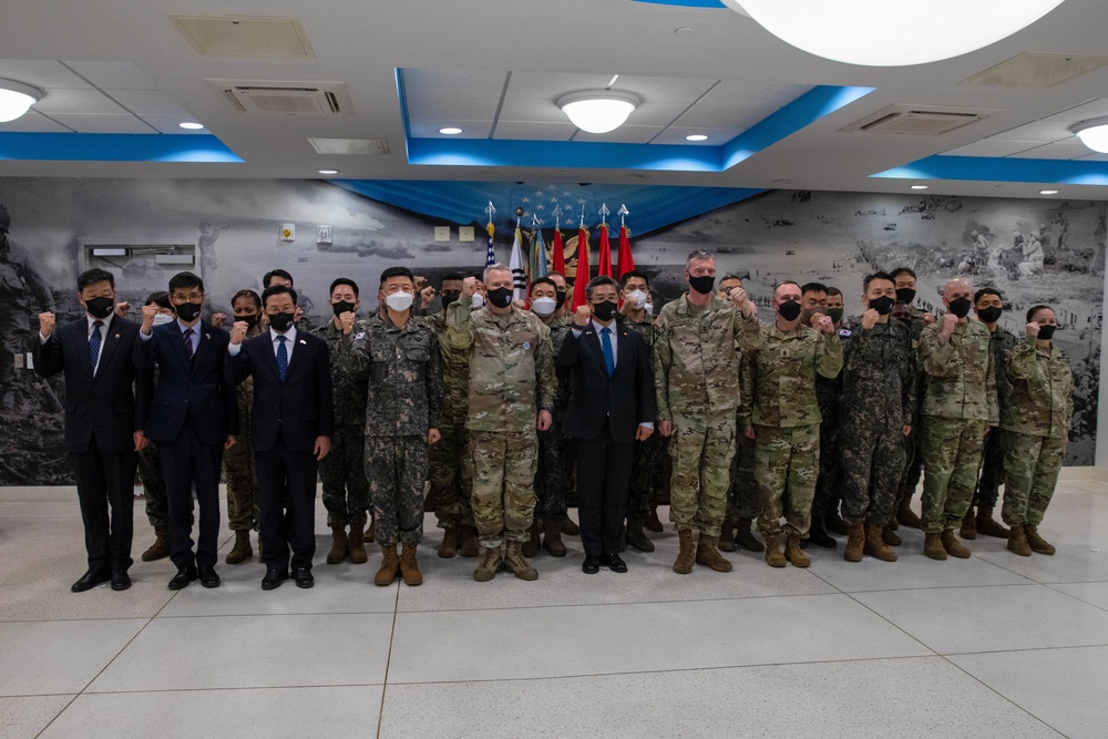 South Korean Defense Minister visits the 2nd Infantry Division-ROK/US Combined Division