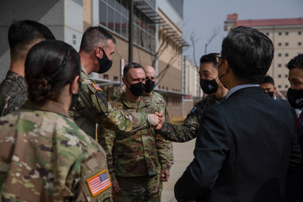 South Korean Defense Minister visits the 2nd Infantry Division-ROK/US Combined Division