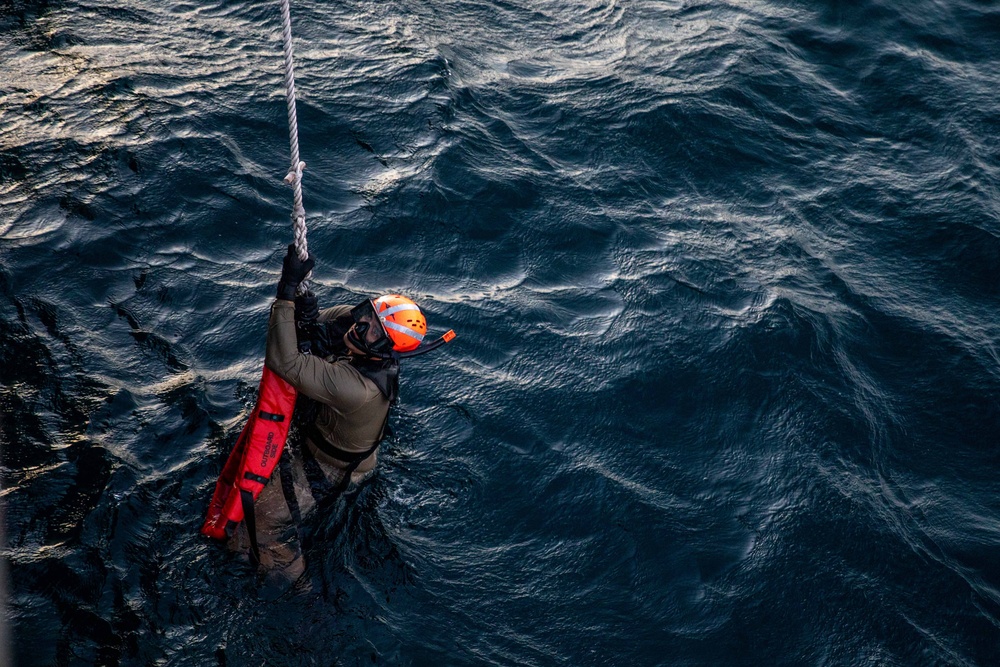 USS Milwaukee Conducts SAR Drill