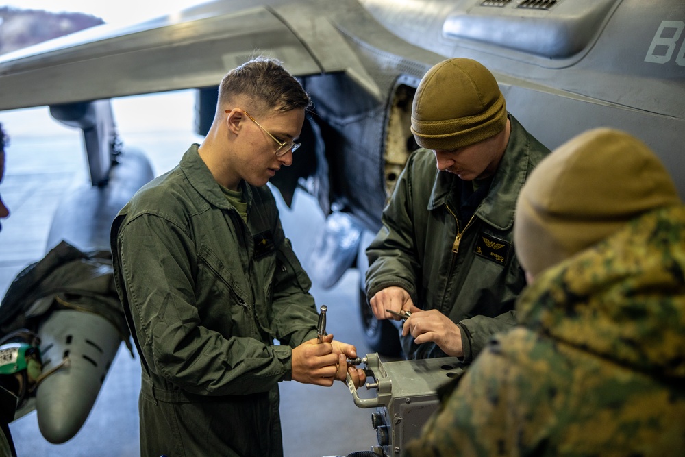 2d MAW Marines Conduct Maintenance on AV-8b Harrier