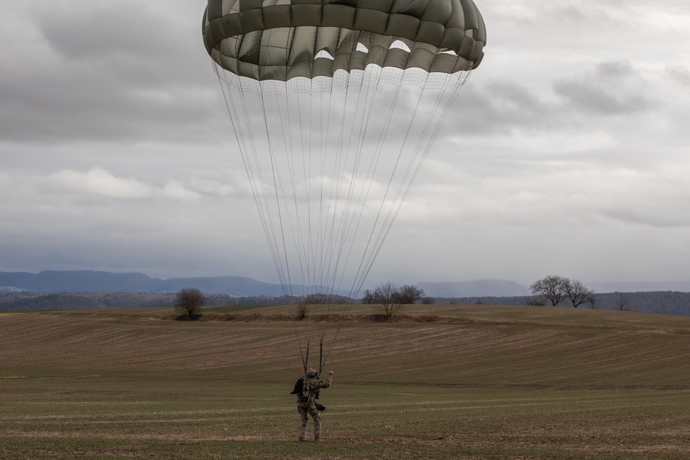 SOCEUR and SOCAF Members Conduct Airborne Training