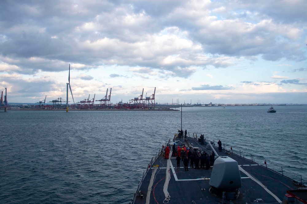 USS Gonzalez (DDG 66) pulls into Taranto, Italy