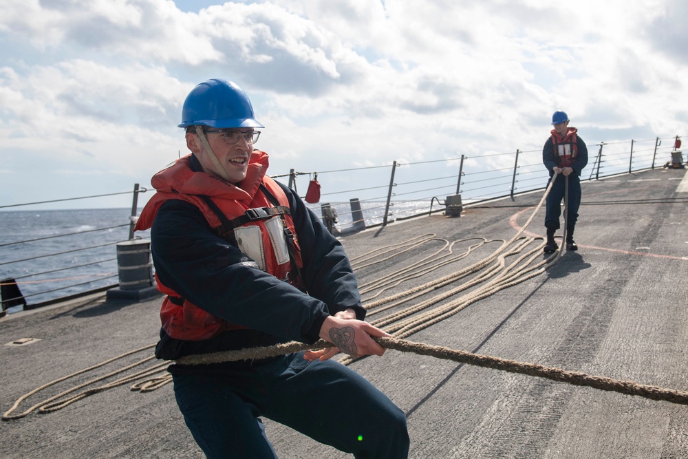 Fire Controlman (AEGIS) 3rd Class Joshua Chadwick, from Corpus Christi, Texas, heaves around on line