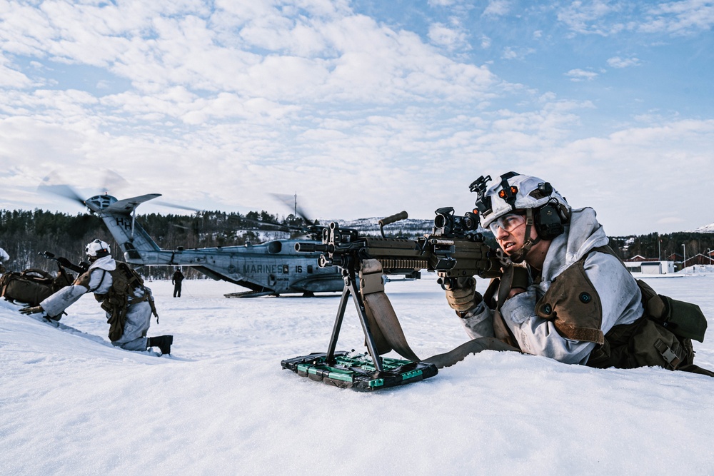 Norwegian armoured infantry train with U.S. Marines