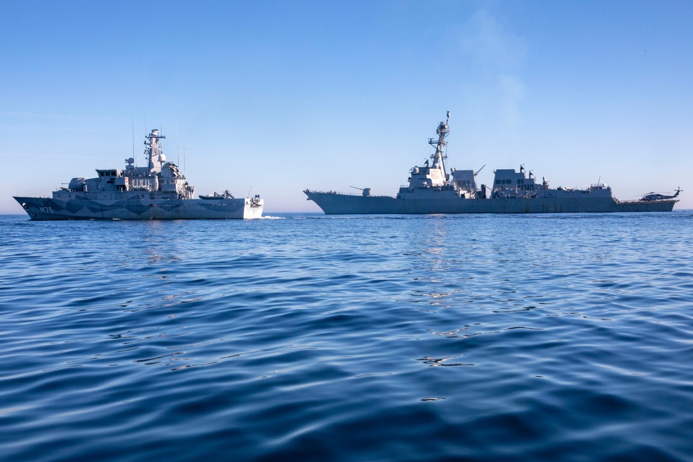 USS Forrest Sherman (DDG 98) Drills with HMS Vinga (M75)
