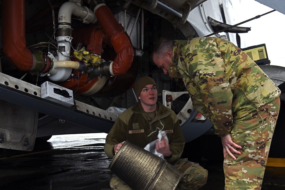 18th AF commander, command chief visit Team McChord