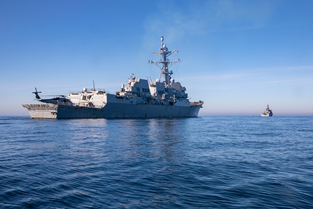 USS Forrest Sherman (DDG 98) Drills with HMS Vinga (M75)