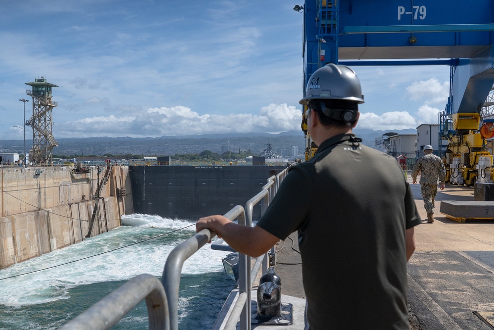 PHNSY &amp; IMF successfully undocks USS Topeka