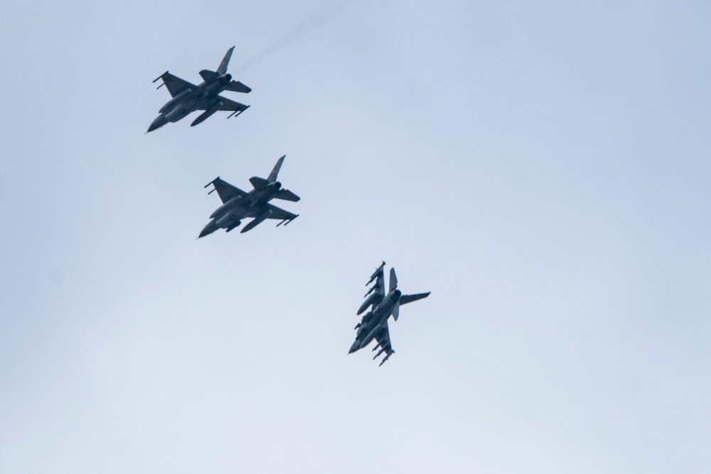US, ROU air forces fly side by side