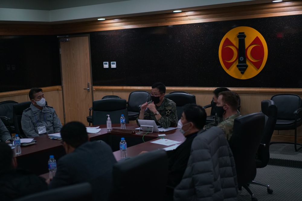 RoK Army Leaders in 2nd Infantry Division meet with Korean National Police to Discuss Peace During Training