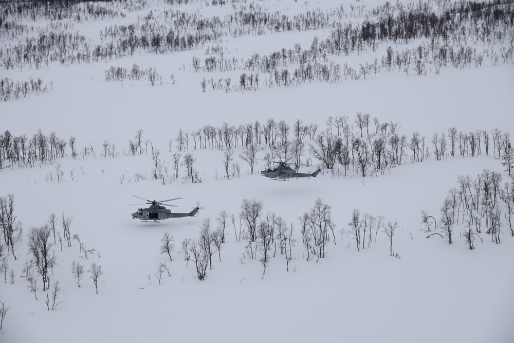 U.S. Marines fly with Norwegian Maritime Helicopter Wing commander