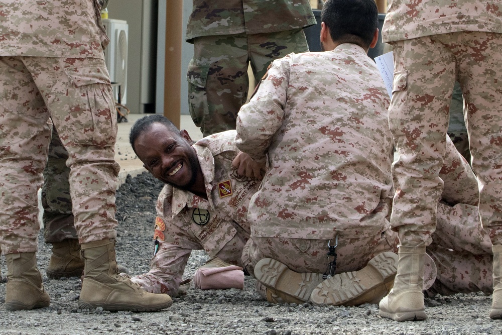 Kuwaiti and U.S. Soldiers exchange medical knowledge