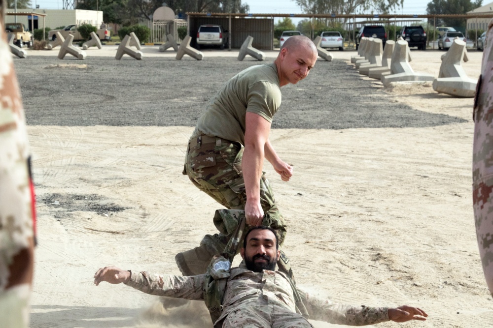 Kuwaiti and U.S. Soldiers exchange medical knowledge