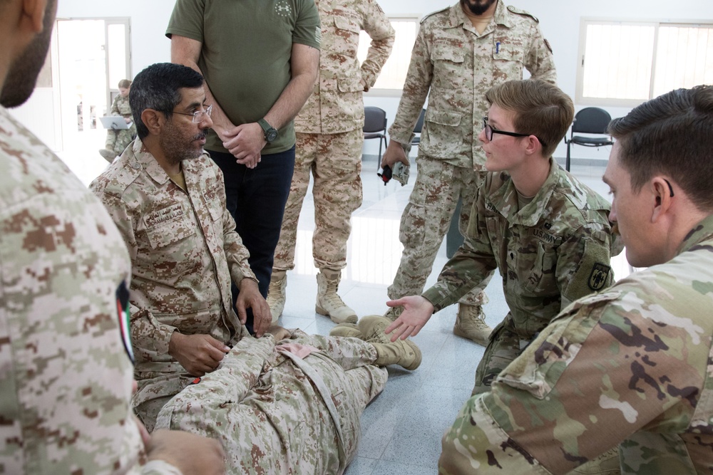 Kuwaiti and U.S. Soldiers exchange medical knowledge