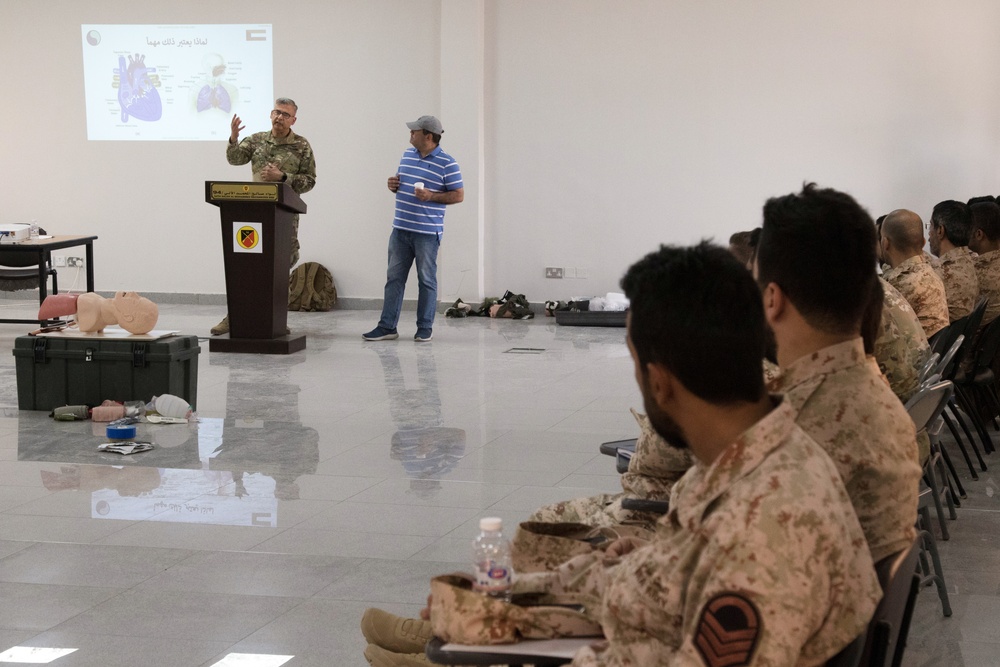Kuwaiti and U.S. Soldiers exchange medical knowledge