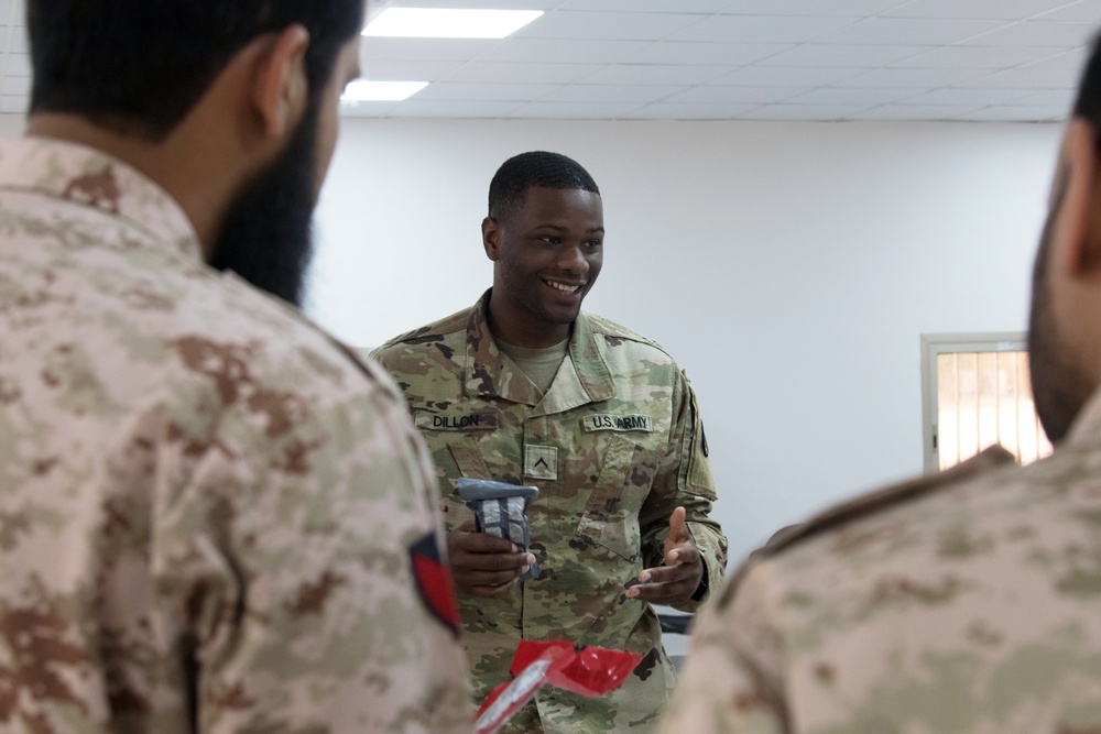 Kuwaiti and U.S. Soldiers exchange medical knowledge