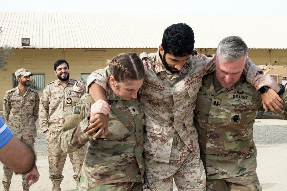 Kuwaiti and U.S. Soldiers exchange medical knowledge