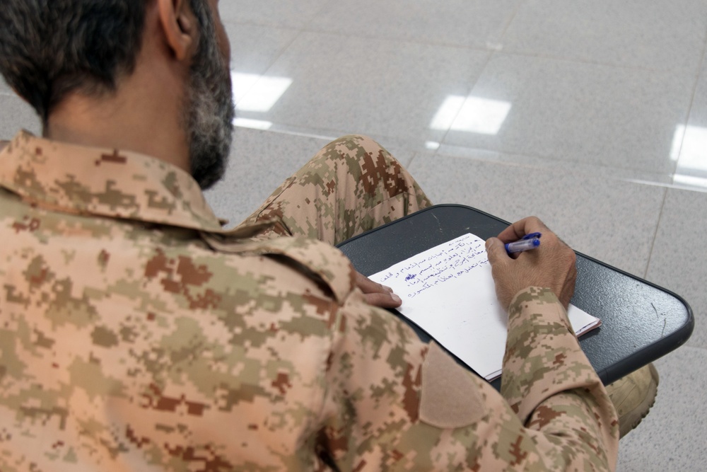 Kuwaiti and U.S. Soldiers exchange medical knowledge