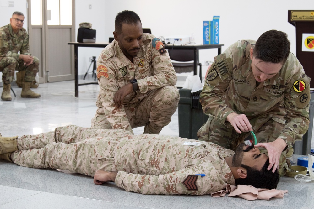 Kuwaiti and U.S. Soldiers exchange medical knowledge